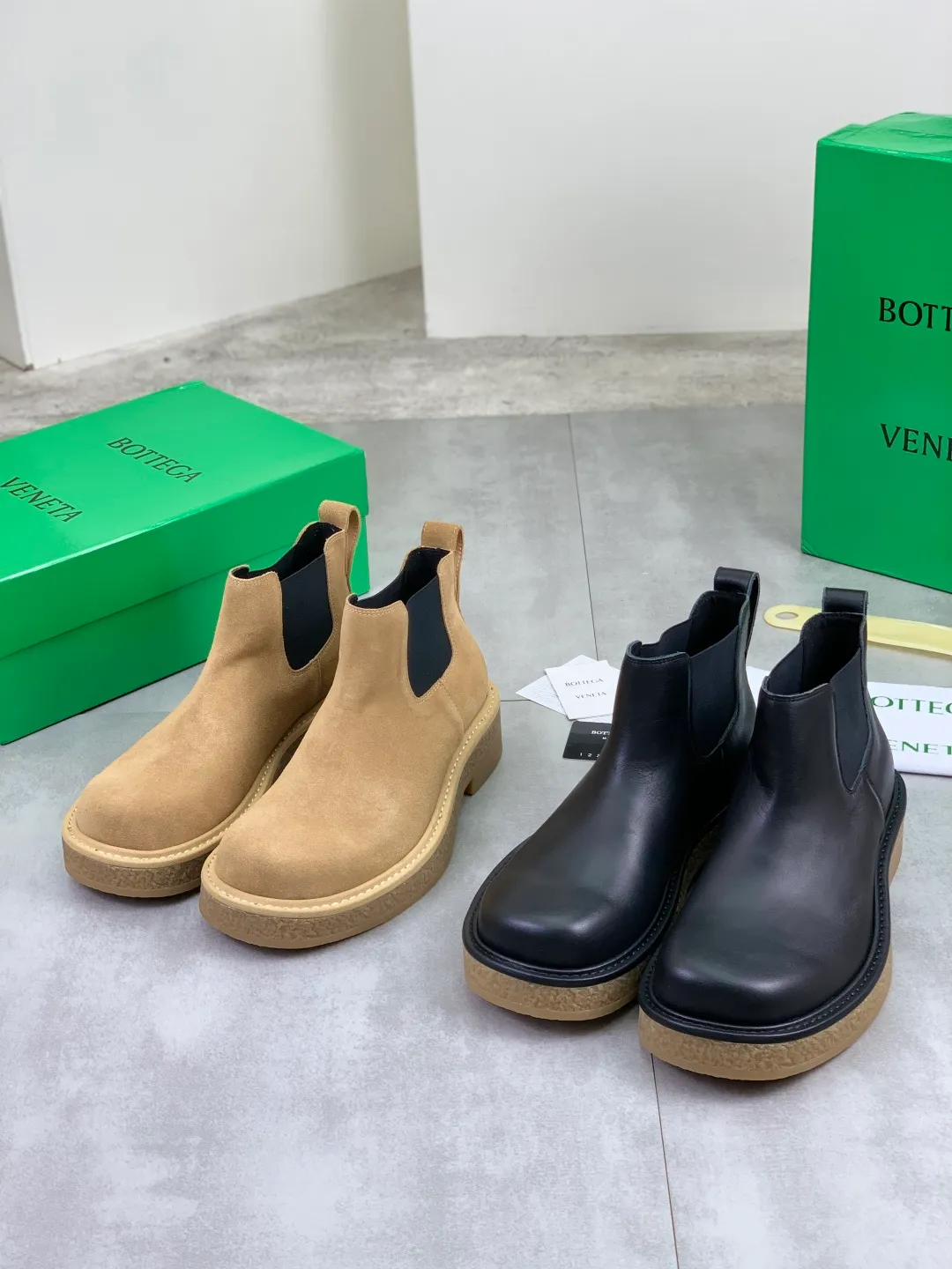 Men's men's shoes 💰P740 New model 💰 Top quality (beef tendon outsole series) 💎💎💎 BOTTEGA VENETA official website synchronizes the latest model, top version of the market's highest version of BV business leather shoes, accept material comparison, shoe type comparison, process comparison, practical and texture, versatile, suitable for any occasion, the more you look at it, the more flavorful it becomes. Pure hand-woven craftsmanship - upper material, imported original hand-woven calfskin - high-quality water-dyed sheepskin lining - original private model customized beef tendon outsole -Size: female 35-39 (34 40 customized) male 39-44 (38 45 customized) Comes with original BV green box, complete packaging.